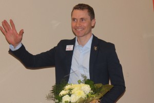 Einar takkes av med velfortjente blomster. Foto Ivar Haugen